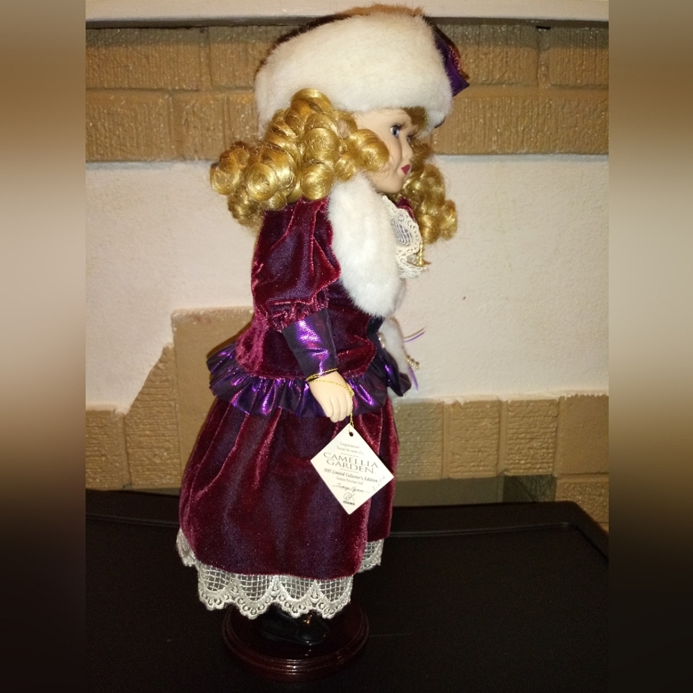 Camellia Garden porcelain doll - Picture 2 of 6